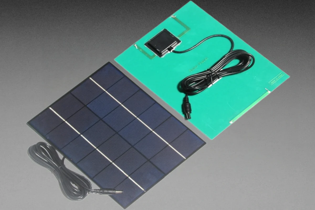 Mini solar panel with DC plug for battery charging and CCTV cameras